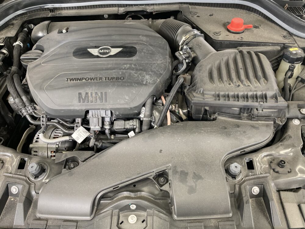 BMWミニ(F55/F56)のエンジンオイル交換費用や手順まとめ【現役整備士が