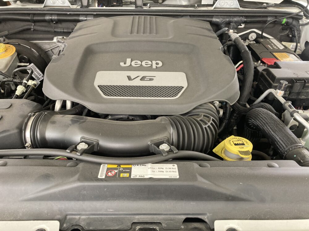 【ジープラングラー(JK)のバッテリー交換まとめ！】費用やおすすめ、交換方法やリセット手順